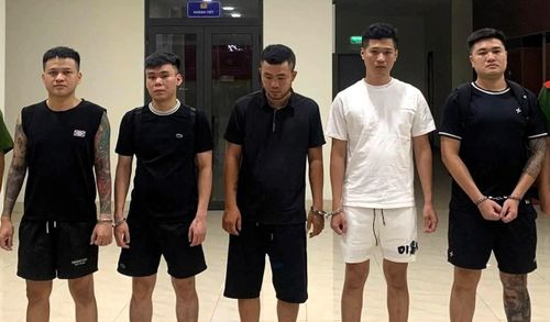 Vũ Đức Phong, Nguyễn Hà Hiền, Nguyễn Khắc Đoan, Nguyễn Hữu Sơn và Hoàng Văn Tiến tại cơ quan điều tra. Ảnh: CATP Đà Nẵng cung cấp