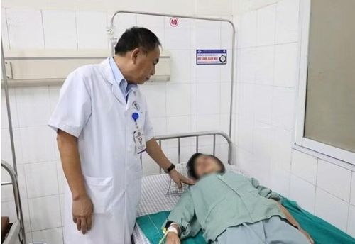 Thăm khám cho bệnh nhân - Ảnh BVCC