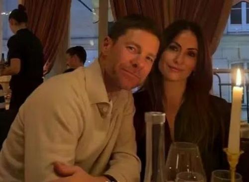 Nhà thiết kế thời trang Nagore Aranburu là vợ của HLV Xabi Alonso (Chelsea). Người đẹp 46 tuổi từng làm người mẫu trước khi chuyển hướng sang thời trang, xây dựng công việc riêng trong nhiều năm chồng thi đấu và huấn luyện khắp châu Âu. Nagore và Alonso là đôi bạn từ thuở thiếu thời tại San Sebastian, kết hôn năm 2009 rồi cùng nhau trải qua những chặng đường tại Liverpool, Madrid, Munich và London. Hai người có 3 con là Jon, Ane và Emma. Ảnh: Instagram.