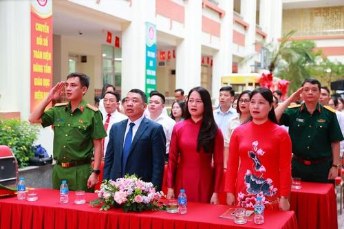 Lãnh đạo phường Ba Đình dự, chung vui khai giảng với nhà trường.