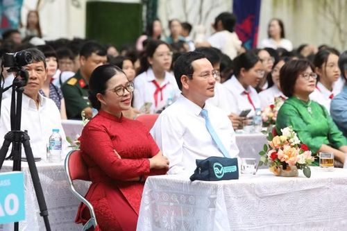 Đại biểu dự khai giảng.