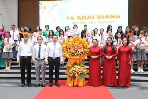 Lãnh đạo phường Giảng Võ tặng hoa chúc mừng nhà trường.