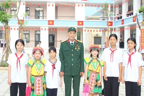  Ông Phạm Hồng Đạt (93 tuổi), nguyên Chủ tịch Hội Cựu giáo chức xã, phấn khởi trước sự đổi thay của trường lớp vùng biên. 
