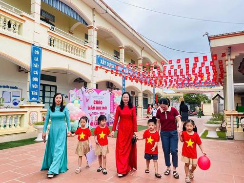 Học sinh Trường Mầm non Việt Yên 1 hân hoan trong lễ khai giảng.