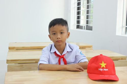 Em Phan Minh Khang, học sinh lớp 4A1 - người dân tộc Lào tại bản Phú Lâm.