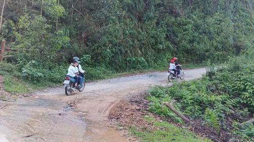 Con đường vào bản Phú Lâm dạy học của giáo viên. (Ảnh tư liệu)