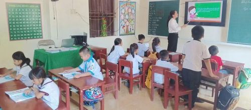 Giáo viên phải chuẩn bị hai chương trình, hai giáo án cho 1 lớp học ghép. (Ảnh tư liệu)