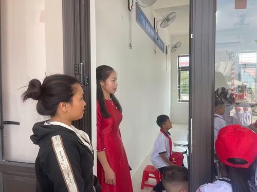 Chị Ngô Thị Hồng Linh, phụ huynh học sinh lớp 5A2, theo dõi các hoạt động của con trong ngày khai giảng tại lớp.
