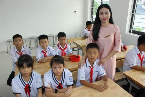 Cô Lê Thị Kiều Oanh bên cạnh em Lục Vân Tiên (HS lớp 5A2) - người dân tộc Tày tại bản Phú Lâm (xã Hương Khê).