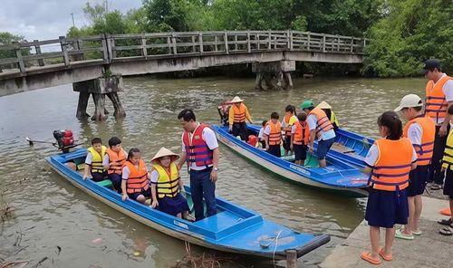 Học sinh Trường Tiểu học Viên An (xã Đất Mũi) đến trường khai giảng bằng xuồng máy.