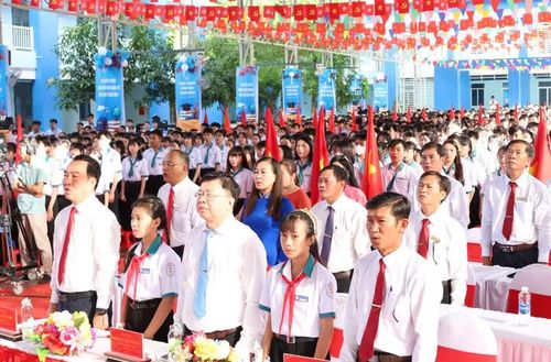 Đại biểu Chào cờ.