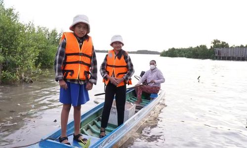 Học sinh xã Đất Mũi được phụ huynh đưa đến trường dự khai giảng. Ảnh: Huỳnh Tứ.