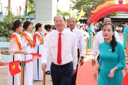 Bí thư Tỉnh ủy Cà Mau, ông Nguyễn Hồ Hải dự Lễ khai giảng tại Trường THCS - THPT Tân Bằng.