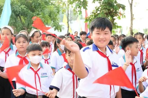Học sinh xã Biển Bạch hào hứng đón chào năm học mới.