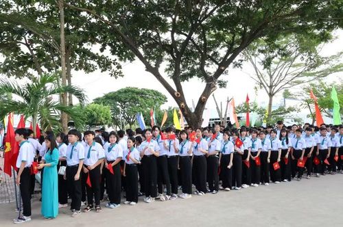 Học sinh tiến vào dự lễ.
