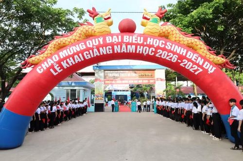 Cổng trường ngày khai giảng tại Trường THCS - THPT Tân Bằng.