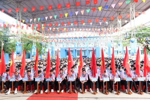 Học sinh trang nghiêm dự lễ khai giảng.