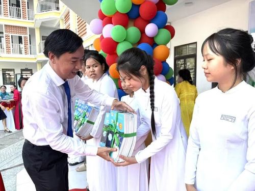 Hòa Vang triển khai chính sách cho học sinh mượn sách giáo khoa.