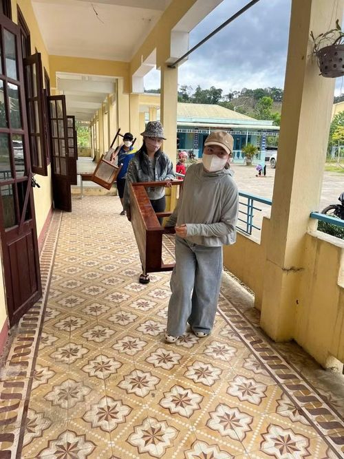 Các thành viên trong đoàn công tác số 2 Sở GD&ĐT Đà Nẵng hỗ trợ vệ sinh, sắp xếp bàn ghế, khu nội trú... để Trường Trường PTNT TH & THCS Tây Giang đi vào vận hành.