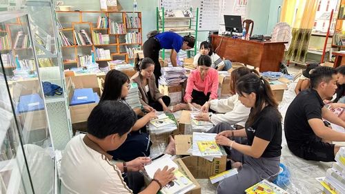 Đoàn công tác số 1 Sở GD&ĐT Đà Nẵng hỗ trợ bao bọc, phân loại sách giáo khoa dùng chung cho học sinh Trường PTNT TH&THCS La Êê.