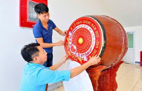 Thầy Luyện cùng đồng nghiệp chăm chút từng khâu chuẩn bị, sẵn sàng cho tiếng trống khai trường.