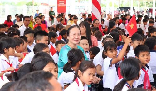 Học sinh, giáo viên Trường PTNT Tiểu học và THCS Buôn Đôn trong ngày khai giảng năm học 2026-2027. (Ảnh: Thành Tâm)