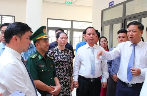 Lãnh đạo tỉnh Đắk Lắk trao đổi về công tác hỗ trợ học sinh có hoàn cảnh khó khăn nói chung và Trường PTNT Tiểu học và THCS Buôn Đôn nói riêng. (Ảnh: Thành Tâm)