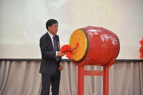 Thạc sĩ Lê Thành Nam, Hiệu trưởng Trường Cao đẳng Kỹ nghệ Dung Quất đánh trống khai giảng.