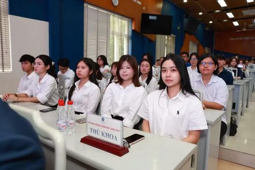 Với chủ đề “Đổi mới tư duy - Chuyển biến mạnh mẽ - Kết quả thực chất”, nhà trường đặt trọng tâm vào người học, đổi mới quản trị, nâng cao chất lượng đào tạo và chủ động ứng dụng công nghệ trong học thuật.