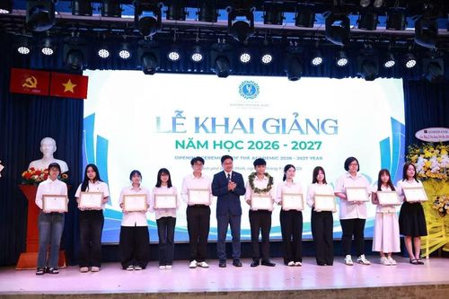 Tại lễ khai giảng, Trường Đại học Luật TPHCM vinh danh 11 tân sinh viên đạt thành tích thủ khoa trong kỳ tuyển sinh đại học chính quy năm 2026, với tổng kinh phí khen thưởng 60 triệu đồng.