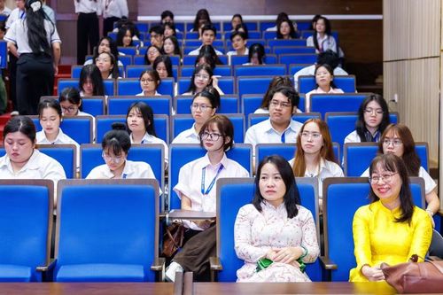 Năm 2026, UEL tuyển sinh 21 chương trình sau đại học và 38 chương trình đào tạo đại học, trong đó có 4 chương trình mới (3 đại học, 1 sau đại học). Điểm chuẩn đại học cao nhất là 90,01/100 ở chương trình Quản lý chuỗi cung ứng và Logistics quốc tế, ngành Kinh doanh quốc tế.