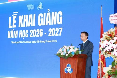 Trong bài phát biểu tại lễ khai giảng, GS.TS Mai Thanh Phong, Hiệu trưởng Trường Đại học Bách khoa nhắn nhủ tân sinh viên tinh thần tự lập để trưởng thành, chủ động thích ứng, dám khác biệt theo đuổi đam mê và hướng đến những mục tiêu dài hạn.