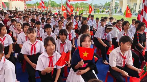 Học sinh vui vẻ, phấn khởi trong ngày khai giảng.