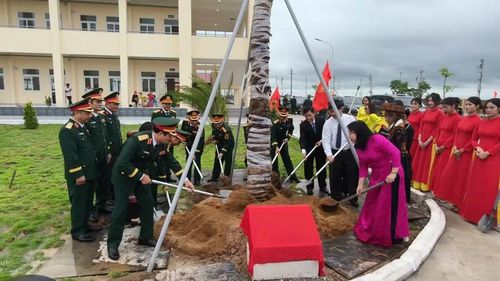 Nghi thức trồng cây tại lễ khánh thành.