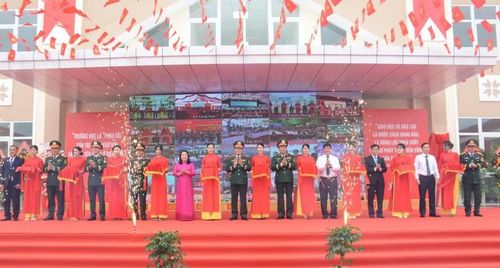 Đại biểu cắt băng khánh thành.