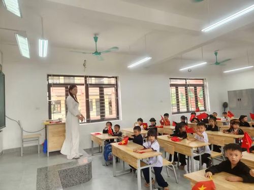 Các em học sinh vùng khó được học tập, rèn luyện tại những lớp học khang trang.