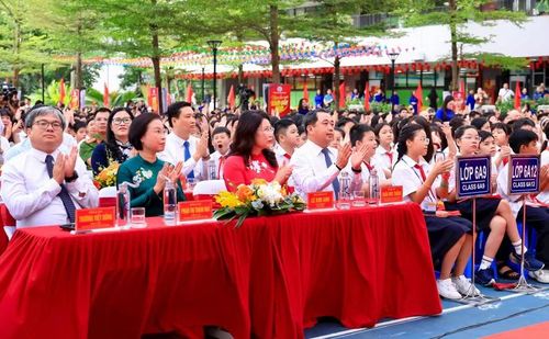 Các đại biểu dự khai giảng ở Trường THCS Trần Duy Hưng, Hà Nội.