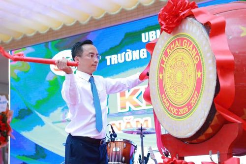 Thầy Nguyễn Cao Cường - Hiệu trưởng Trường THCS Thái Thịnh, phường Đống Đa đánh trống khai giảng năm học mới.