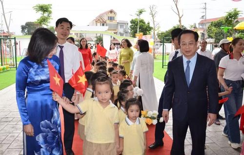 Phó Chủ tịch Thường trực HĐND TP Hà Nội Trần Thế Cương dự lễ khai giảng tại Trường Mầm non Tùng Thiện (phường Tùng Thiện).