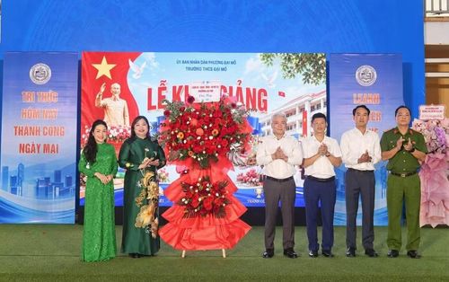Lãnh đạo phường Đại Mỗ tặng hoa chúc mừng lễ khai giảng tại Trường THCS Đại Mỗ.