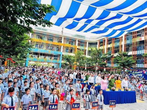 Thầy trò Trường Tiểu học Đô thị Sài Đồng, phường Phúc Lợi dự lễ khai giảng sáng 5/9.