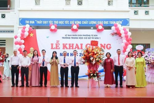 Lãnh đạo phường Từ Sơn chúc mừng Trường THCS Từ Sơn 1.