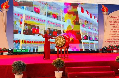Tiếng trống khai giảng tại xã biên giới Minh Tân.