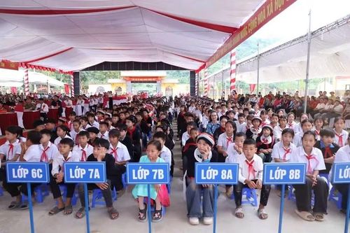Các em học sinh dự lễ khai giảng tại Trường Phổ thông nội trú liên cấp TH&THCS Minh Tân.