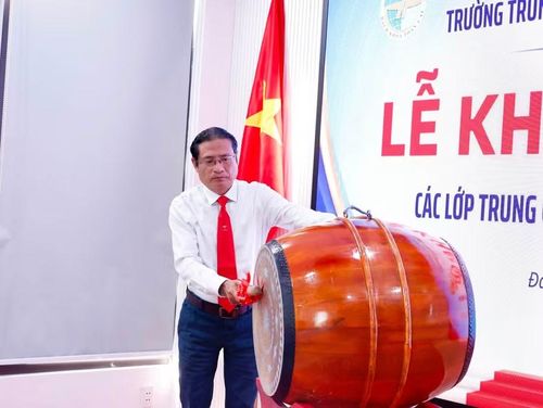 TS Đặng Minh Sự đánh trống khai giảng năm học mới.