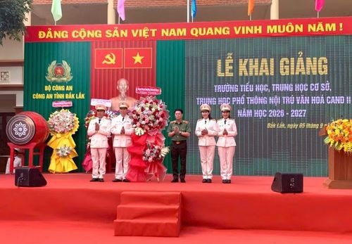 Thiếu tướng Nguyễn Hữu Mạnh, Cục trưởng Cục An ninh nội địa, Bộ Công an chúc mừng thầy và trò nhà trường. (Ảnh: VT)