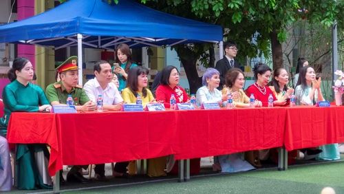 Đại biểu dự khai giảng năm học mới.