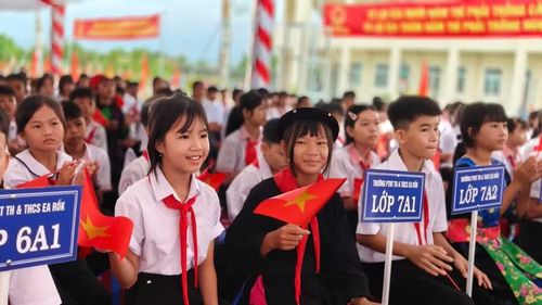 Học sinh tươi cười trong ngày khai giảng.