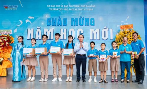 Phó Thủ tướng Lê Tiến Châu tặng quà cho học sinh Trường Hy Vọng.