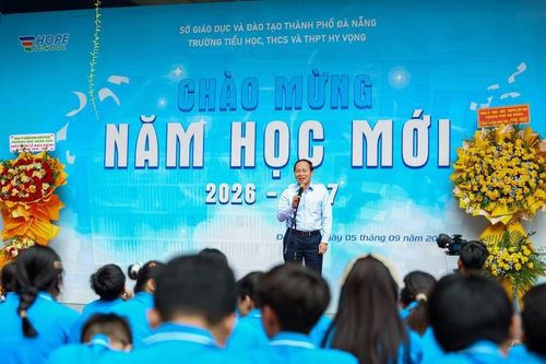 Phó Thủ tướng Lê Tiến Châu chia sẻ cùng thầy cô và học sinh Trường Hy vọng trong chương trình Chào năm học mới.